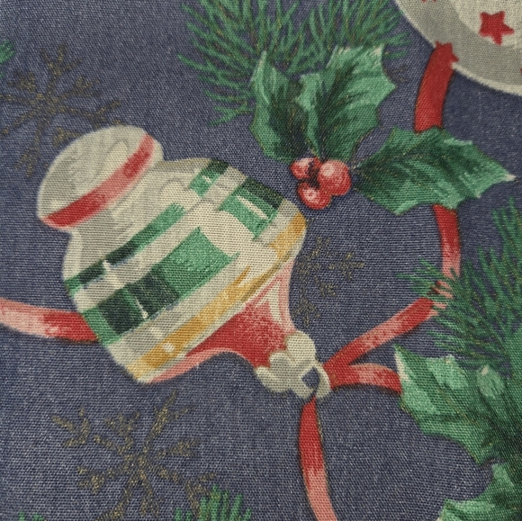 Set of 8 Vintage Christmas Table Napkins Picturing Vintage Christmas Ornaments - Picture 6 of 8